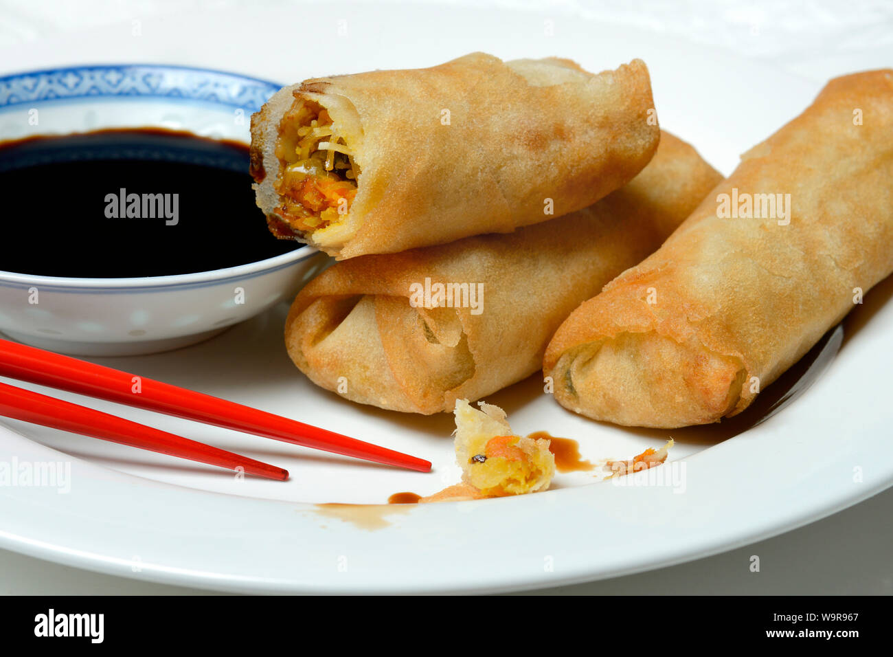 Des rouleaux de printemps et sauce de soja Banque D'Images