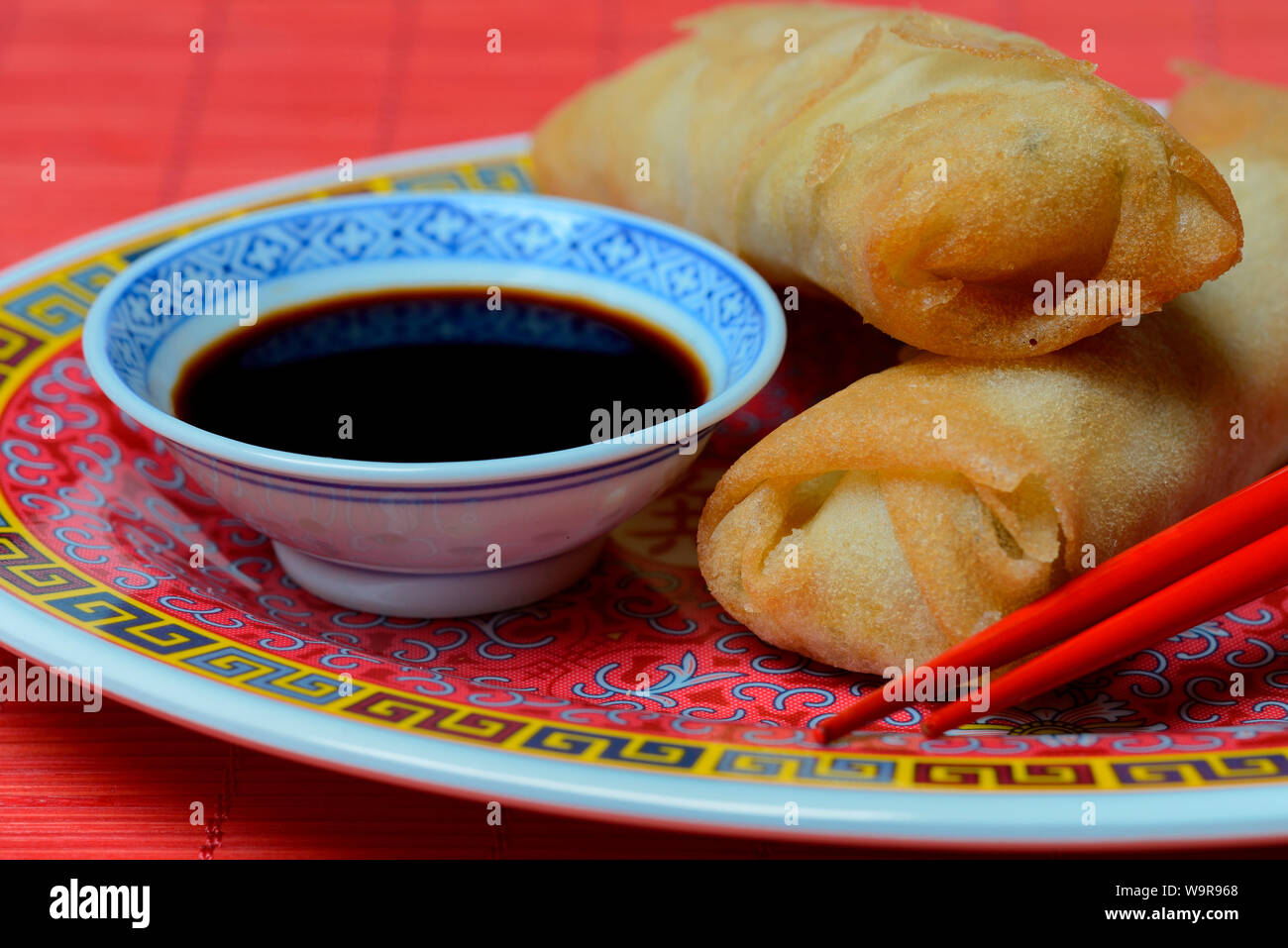 Des rouleaux de printemps et sauce de soja Banque D'Images