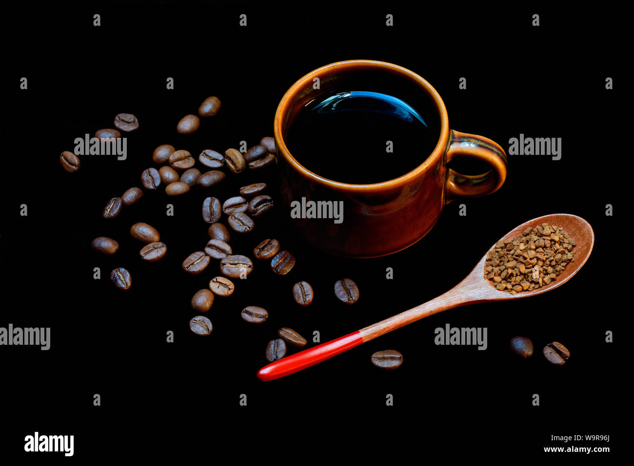 Kaffee dans Kaffeetasse Kaffeebohnen Loeffel, und mit Instantkaffee, Coffea arabica Banque D'Images