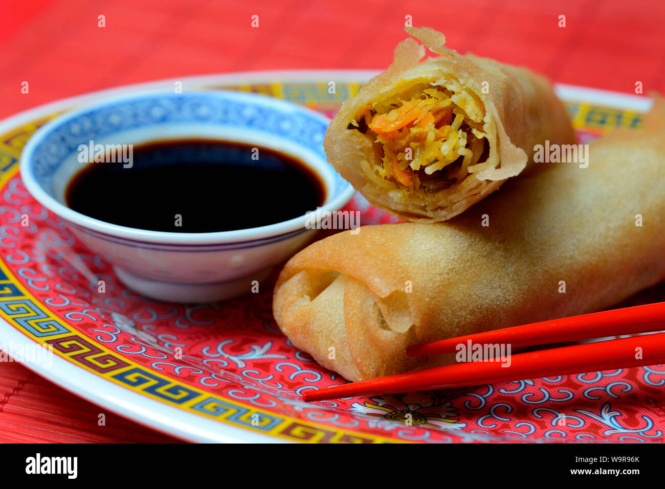 Des rouleaux de printemps et sauce de soja Banque D'Images