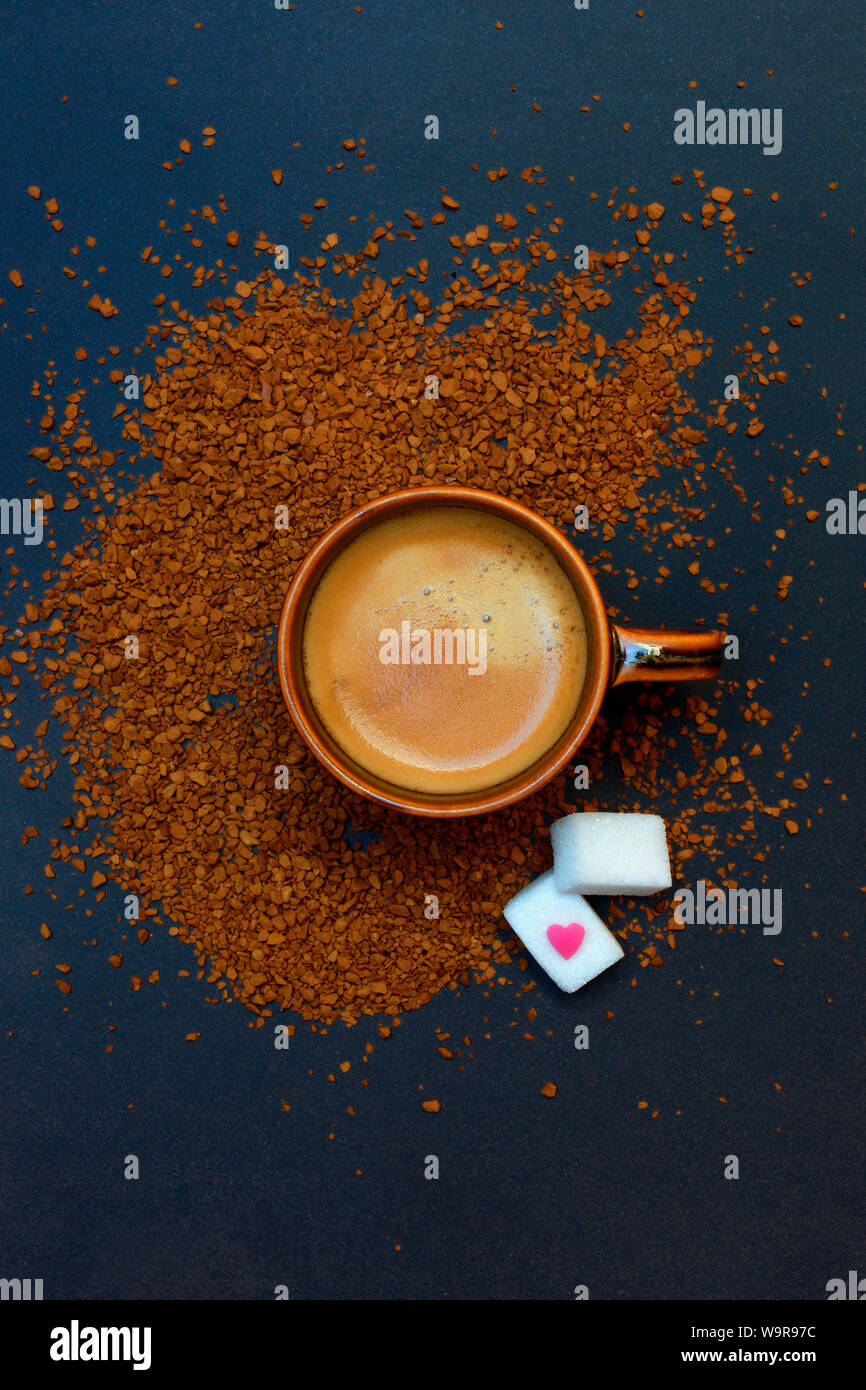 Tasse de café, le café instantané, Coffea arabica, des morceaux de sucre Banque D'Images