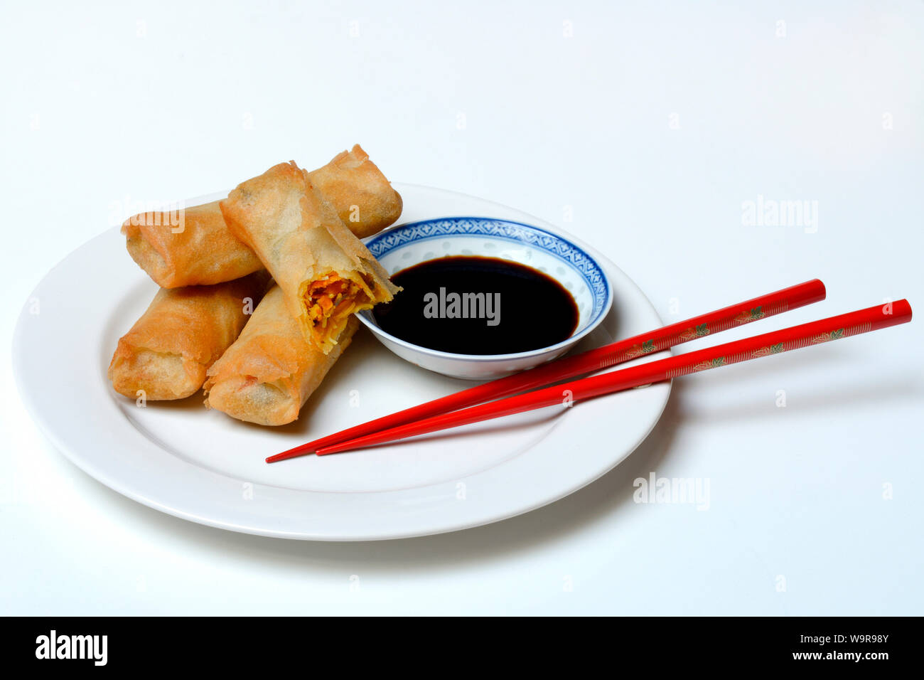 Des rouleaux de printemps et sauce de soja Banque D'Images