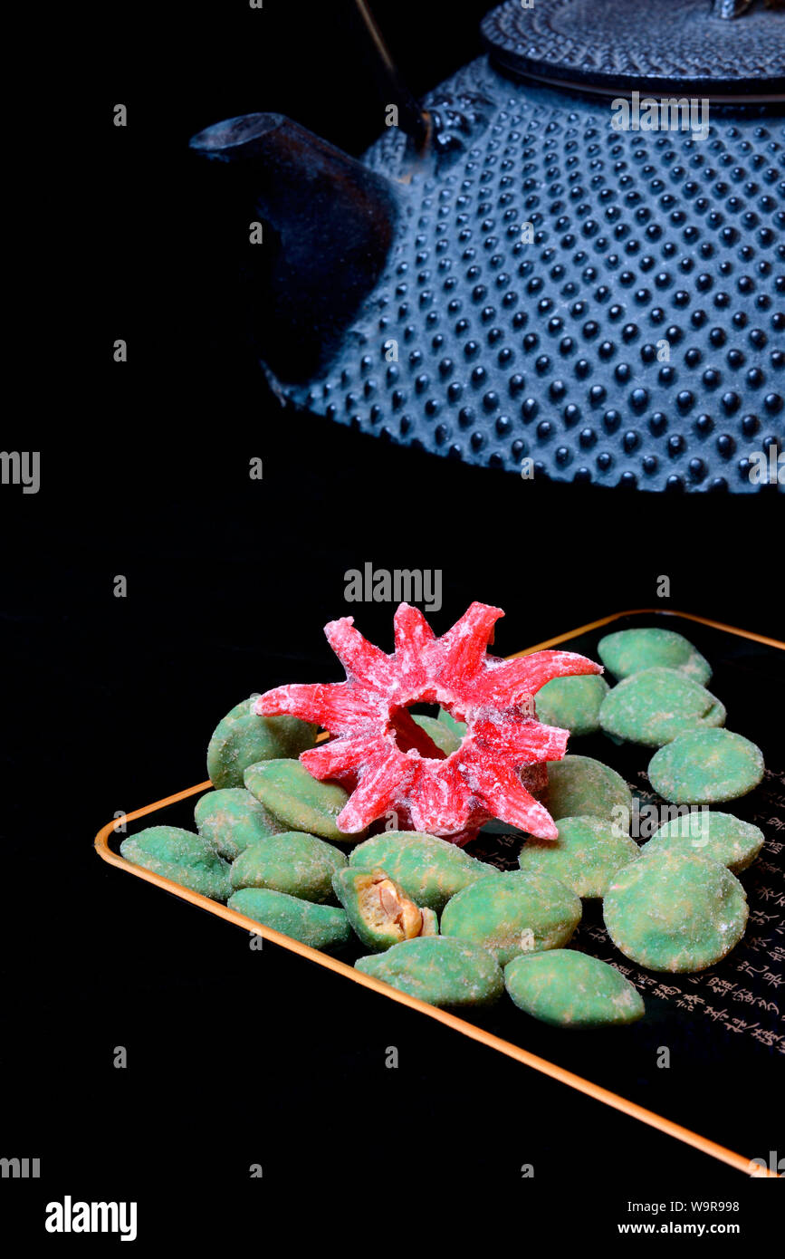 Cacahuètes au wasabi et à la fleur d'hibiscus confite Banque D'Images