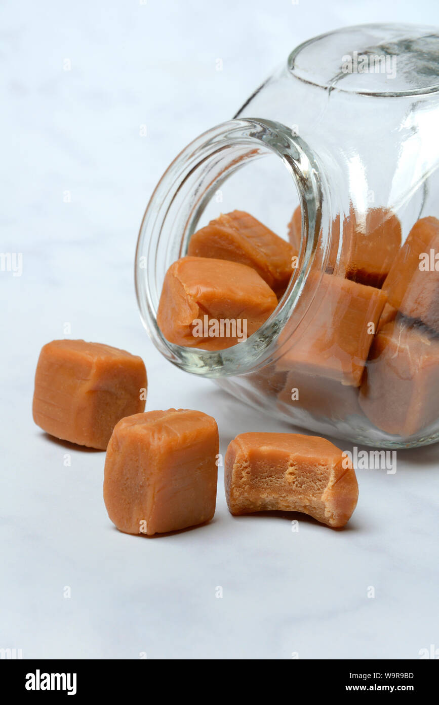 Fudges, Glasbehaelter Englische dans Karamell-Konfekt Weichkaramell Crème,,, bonbon, caramel, Caramelbonbon angebissen, Banque D'Images