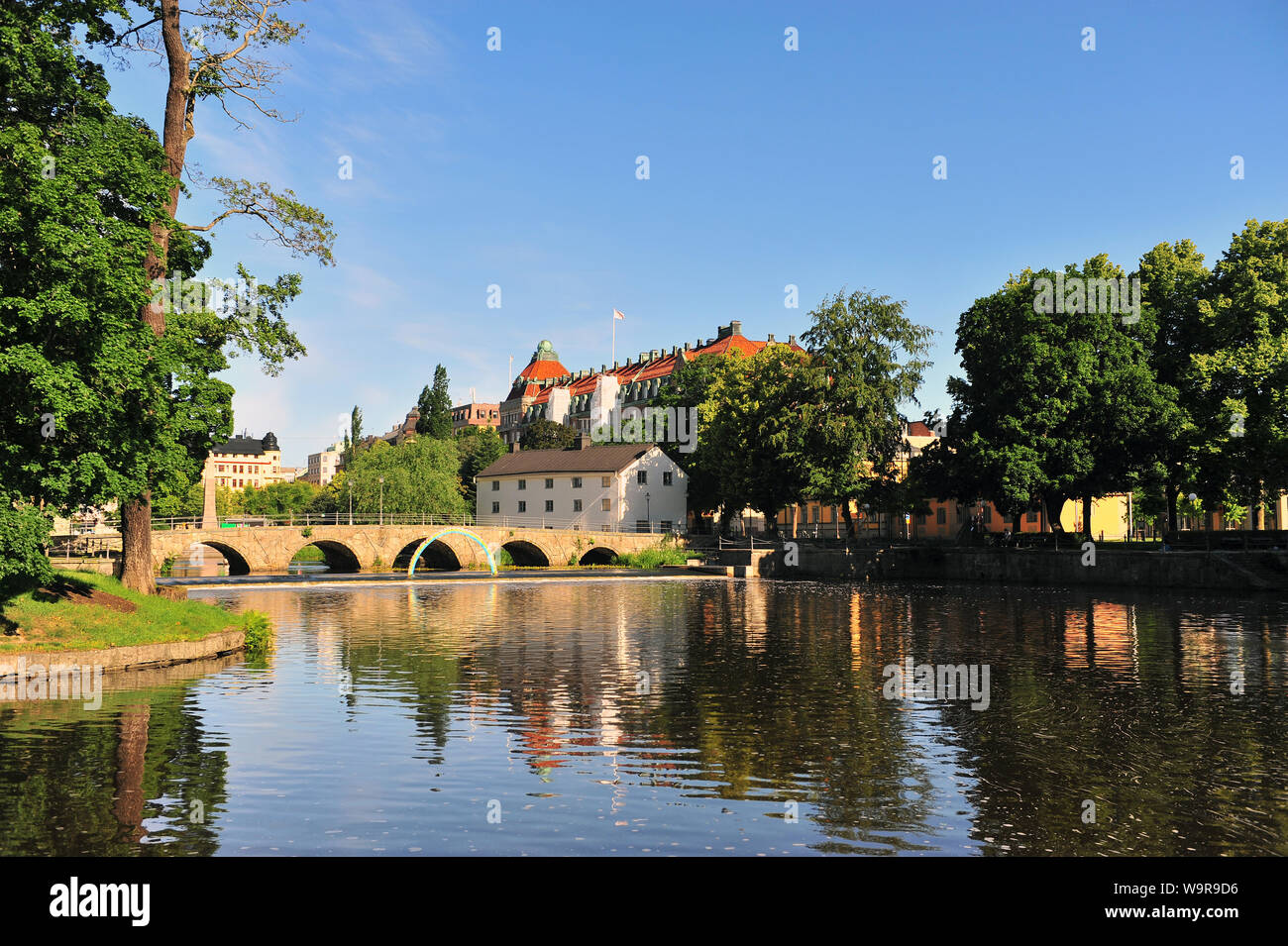 Paysage avec un vieux pont sur la rivière, Orebro, Suède Banque D'Images