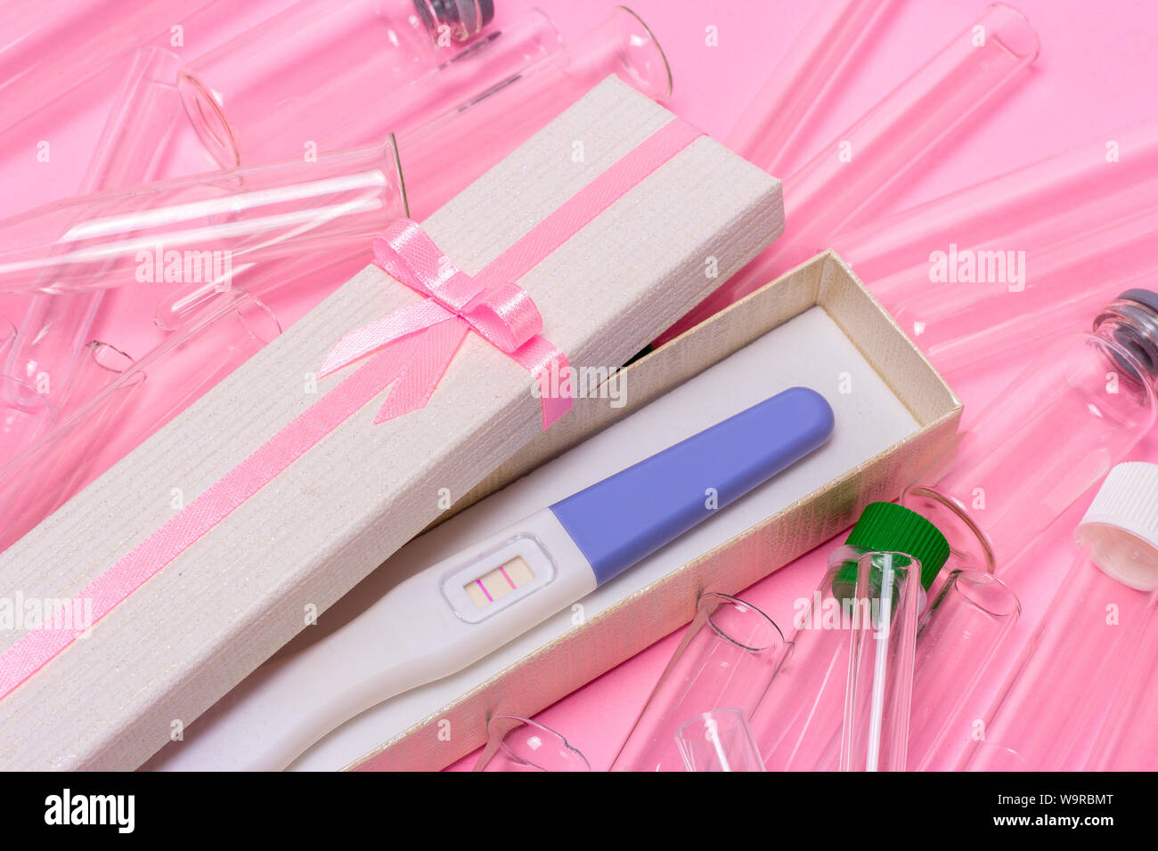 Test de grossesse avec boîte-cadeau et le liège. Le concept d'obdtodvorenie  artificiel Photo Stock - Alamy