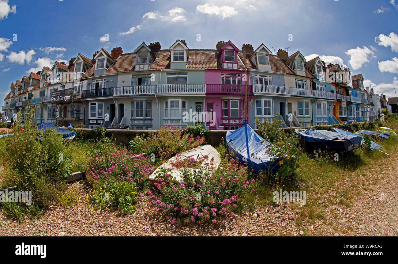 Rangée de maisons en terrasse sur le front de mer à Whitstable, Kent, UK. Prise avec un objectif fish-eye. Banque D'Images