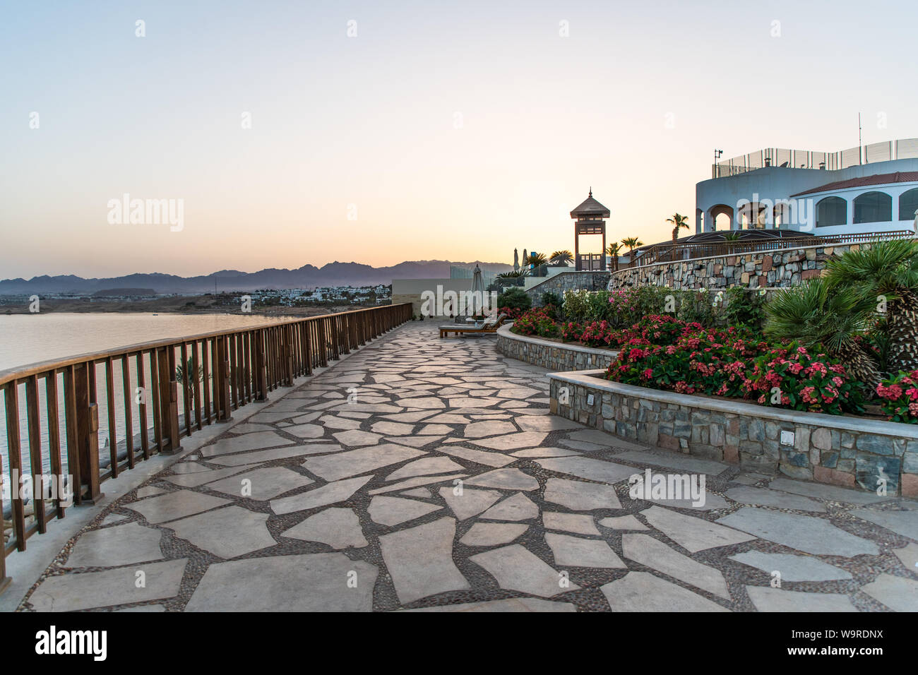 Sharm El Sheikh, Egypte - Mai 2019 : Belle plage ensoleillée et des parasols sur la côte de la mer Rouge dans la ville de Sharm El Sheikh, Egypte. Banque D'Images