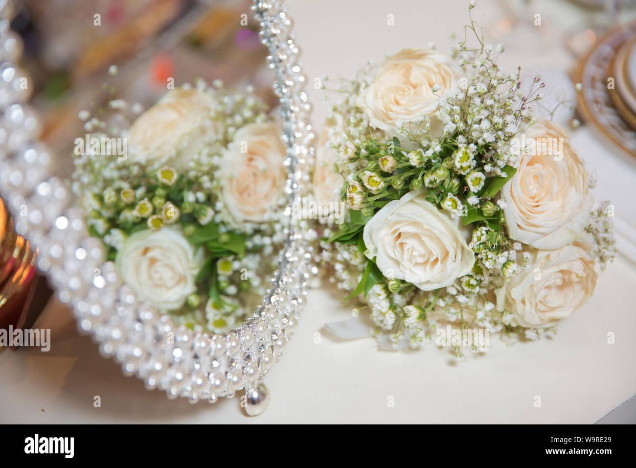 Le contraire de roses mariage tombe dans le miroir. La robe robe de mariage.Le miroir de la rose est mirror Banque D'Images