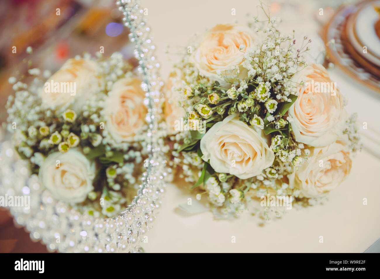 Le contraire de roses mariage tombe dans le miroir. La robe robe de mariage.Le miroir de la rose est mirror Banque D'Images