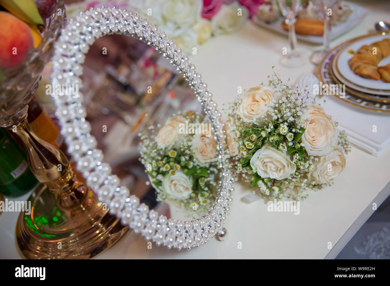 Le contraire de roses mariage tombe dans le miroir. La robe robe de mariage.Le miroir de la rose est mirror Banque D'Images