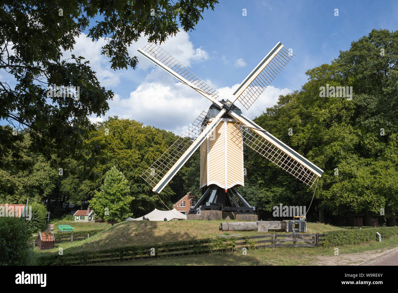 Moulin historique dans l'été au musée en plein air d'Arnhem, Pays-Bas Banque D'Images