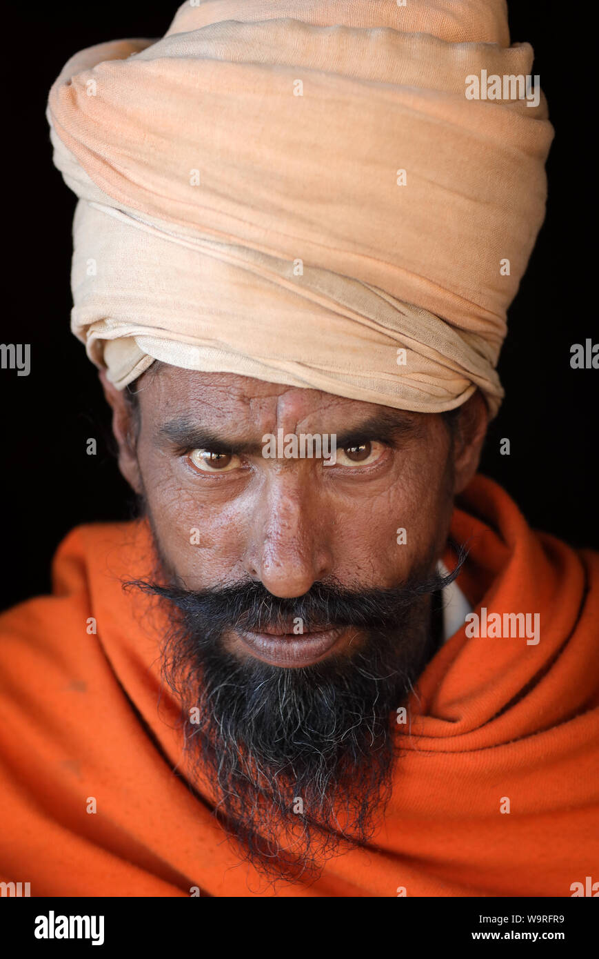 Sadhu (saint homme) sur les ghats du Gange à Varanasi, Inde. Varanasi est le plus saint des sept villes sacrées de l'Inde. Banque D'Images