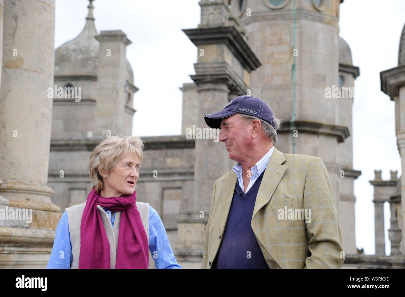 Stamford, Lincolnshire, Royaume-Uni, le 15 août 2019, Directeur de l'événement Elizabeth Inman et course designer le capitaine Mark Phillips s'adresser aux médias sur le toit de Burghley House au cours de l'aperçu du média avant de la 2019 Land Rover Burghley Horse Trials, crédit:Jonathan Clarke/Alamy Live News Banque D'Images