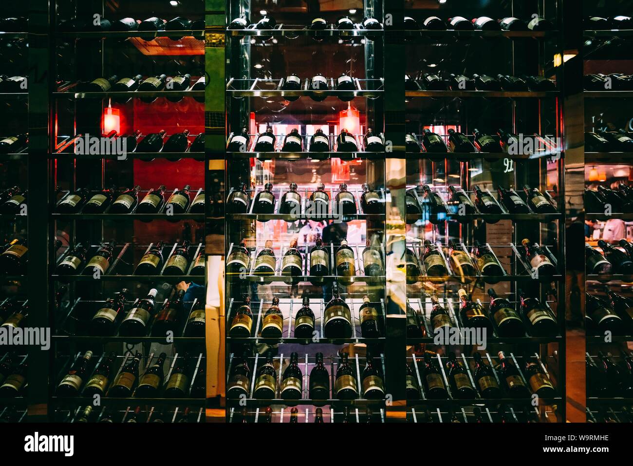 Collecte de divers alcools et spiritueux en bouteilles sur une étagère en verre Banque D'Images