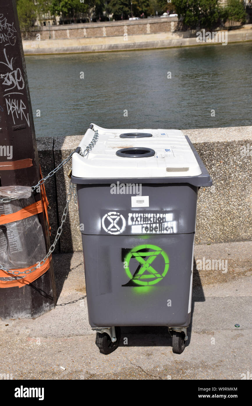 Casier en Seine d'Extinction pulvérisée rébellion logoxi. Paris, France Août 2019 Banque D'Images