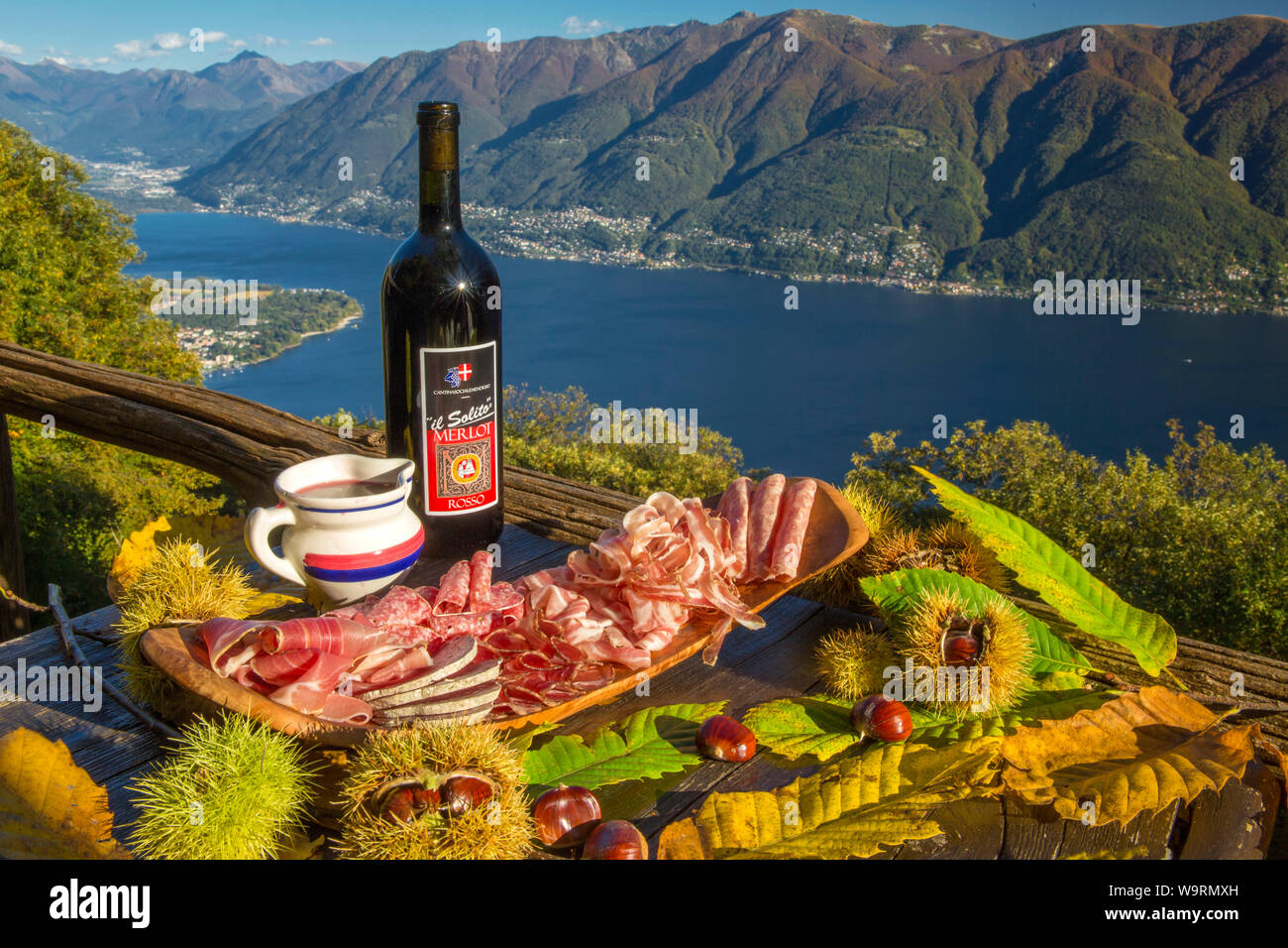 Tessiner Spezialitäten iin der Osteria Grotto da Peo mit Ausblick auf den Lago Maggiore *** *** légende locale Banque D'Images