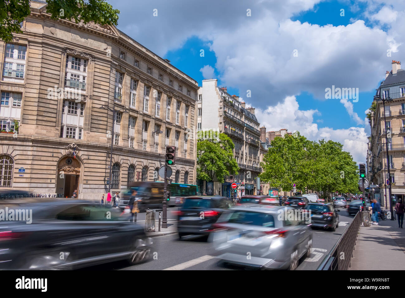 La France. Paris. Street dans le centre-ville avec la circulation. Jour d'été ensoleillé Banque D'Images