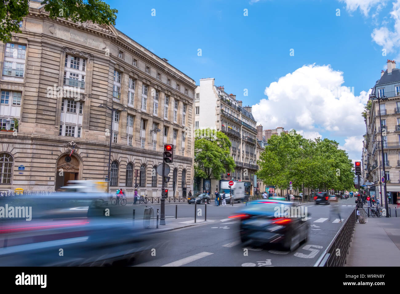 La France. Paris. Street dans le centre-ville avec la circulation. Jour d'été Banque D'Images