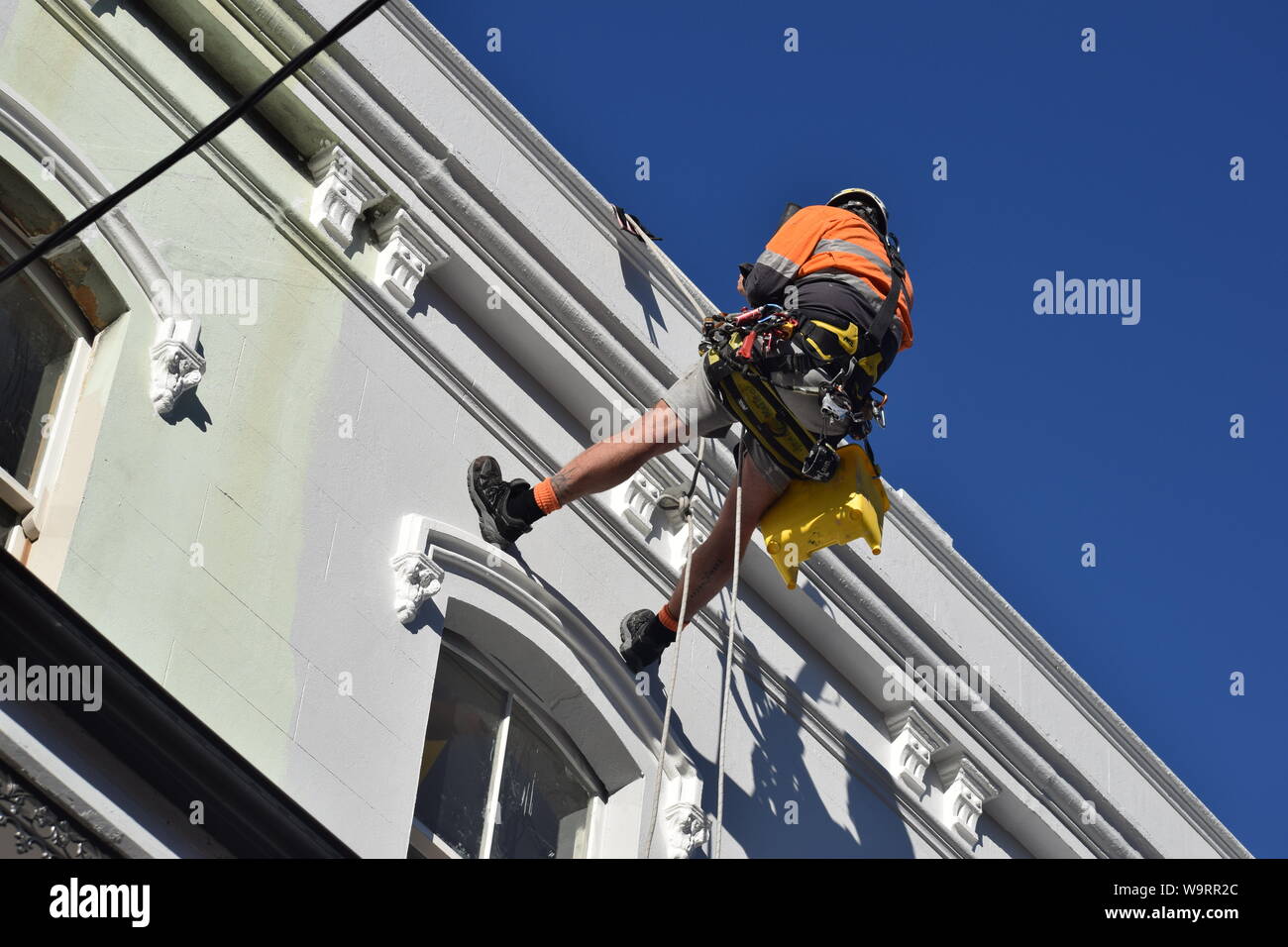 Le travail de descente en rappel Banque D'Images