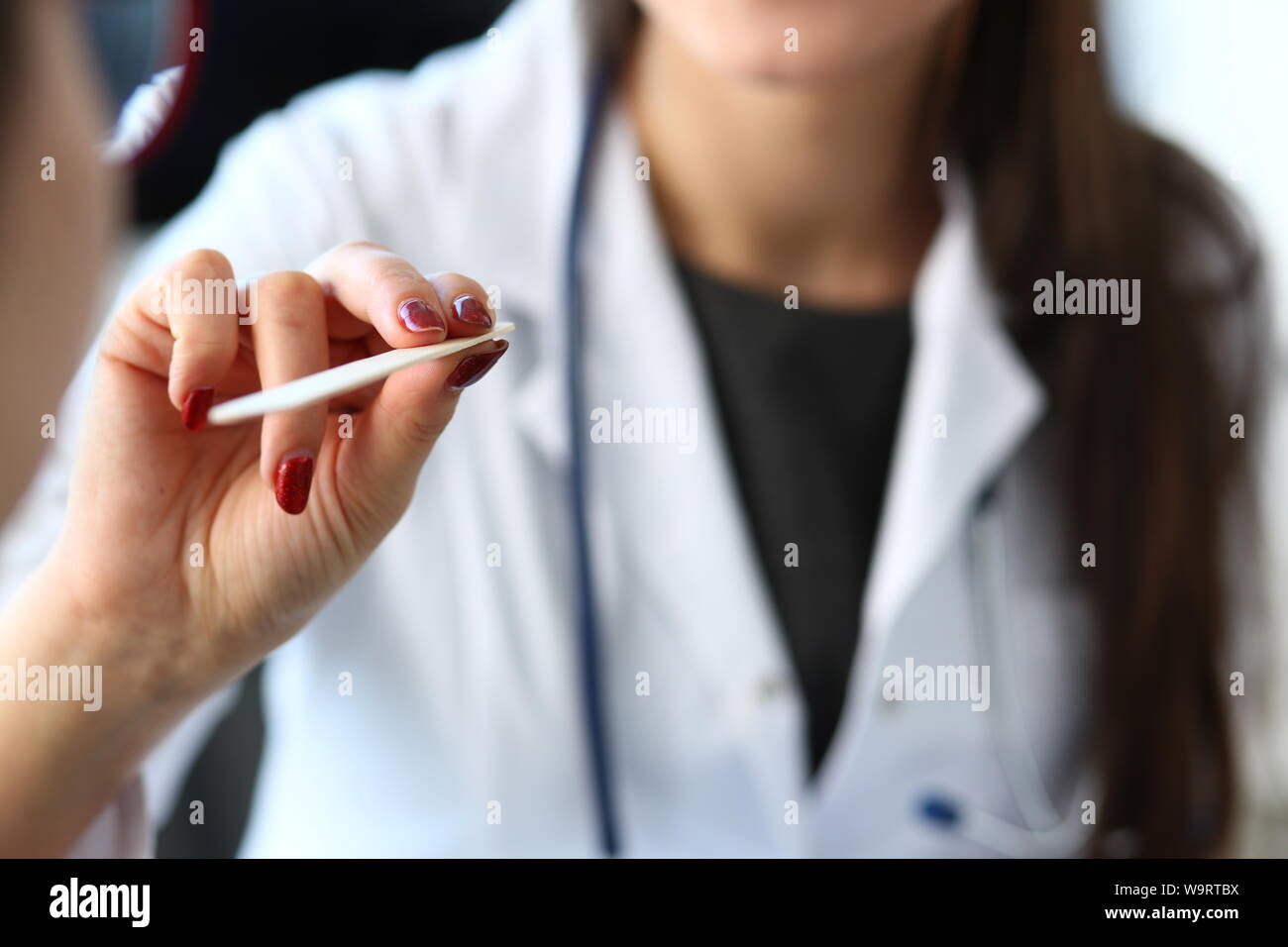Beautiful smiling female doctor talk with patient Banque D'Images