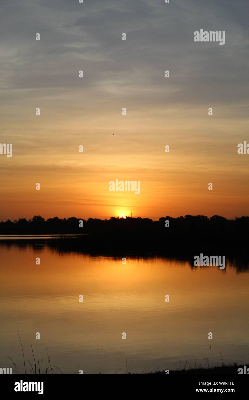 Lever du soleil sur le lac lac Nasworthy à San Angelo, Texas, Etats-Unis Banque D'Images