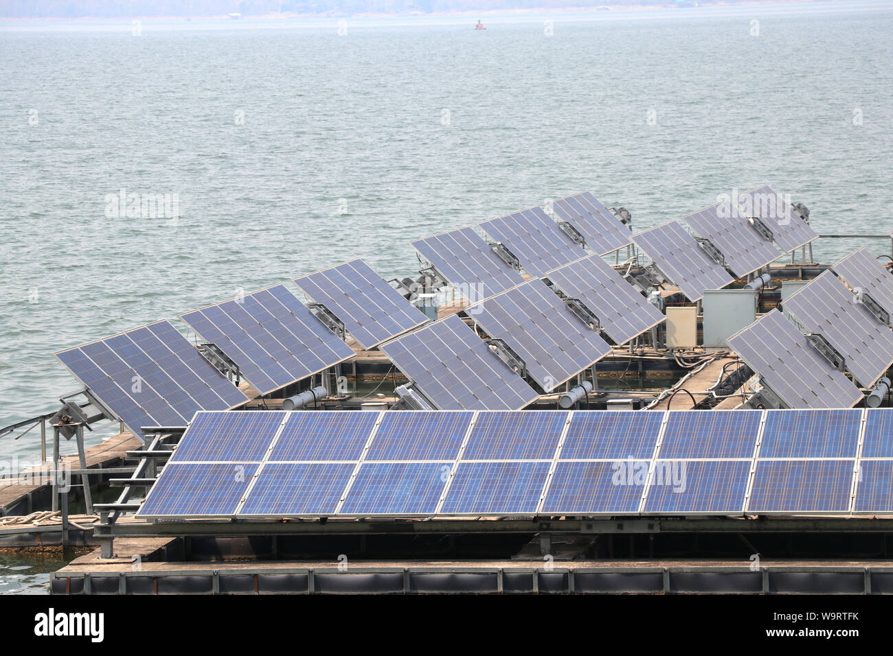 Panneaux de cellules solaires installées sur l'espace sur la surface de l'eau. Banque D'Images