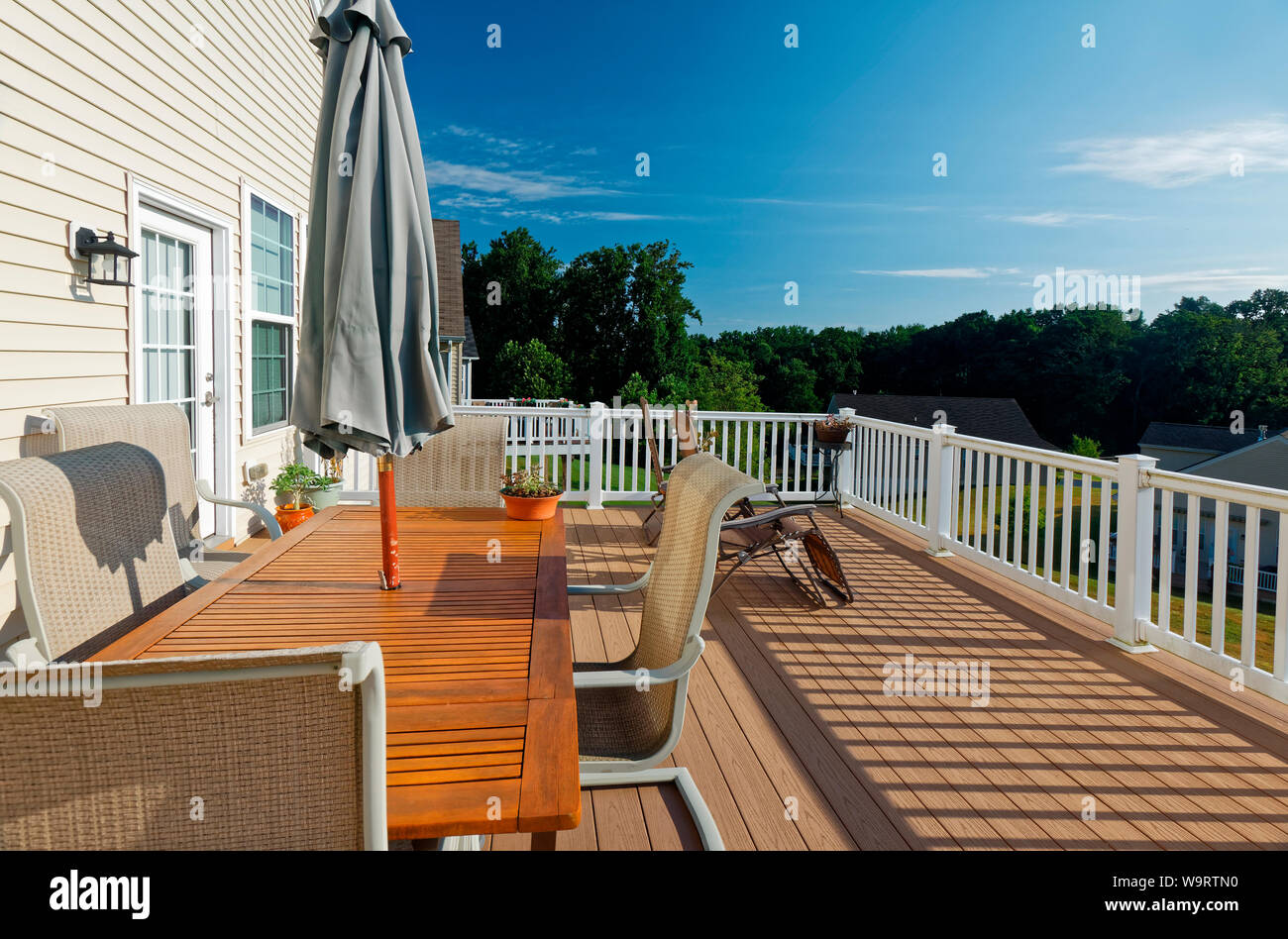 Pont ; chambre ; tableau ; parasol replié ; fauteuils ; plantes ; garde-corps, ombre, arbres ; Valley Township ; PA ; Washington ; été ; horizontal ; PR Banque D'Images