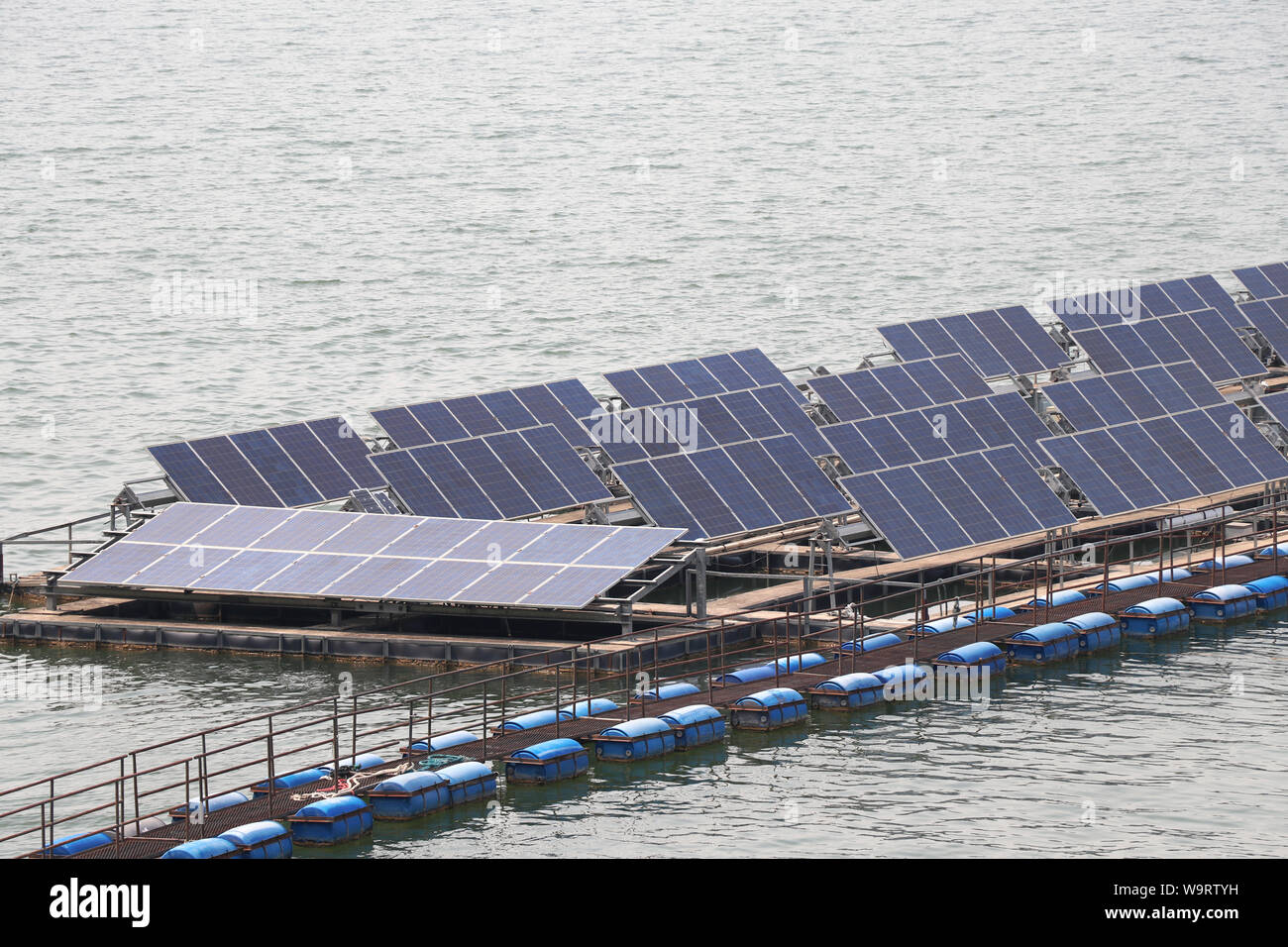 Panneaux de cellules solaires installées sur l'espace sur la surface de l'eau. Banque D'Images