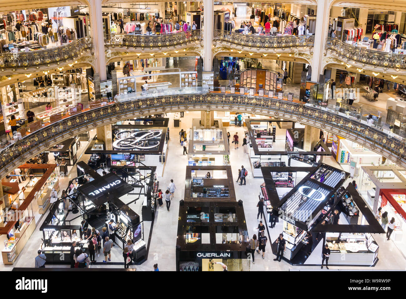 Paris Galeries Lafayette - l'intérieur de la célèbre French department store dans le 9ème arrondissement de Paris, France, Europe. Banque D'Images