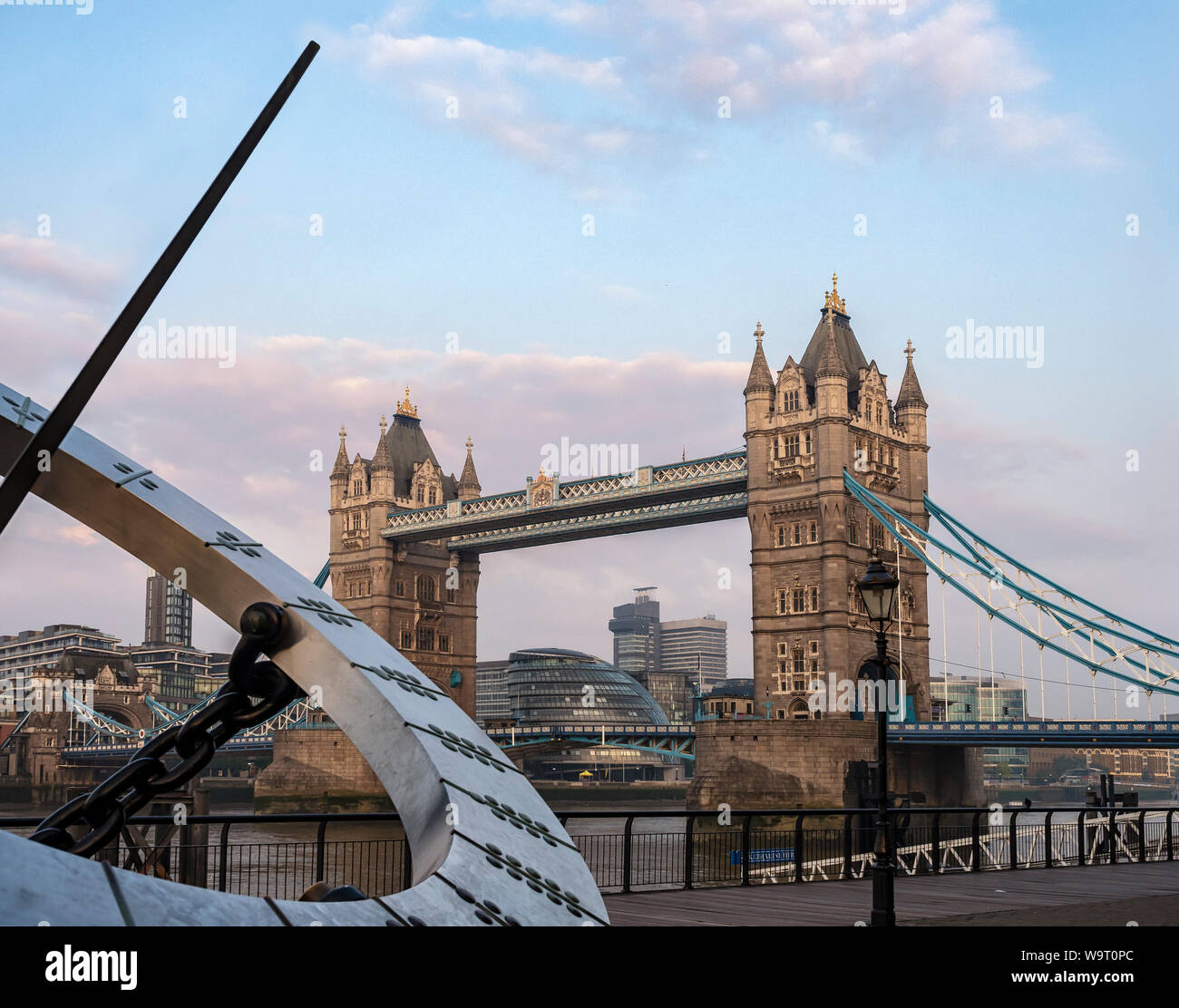 LONDRES, Royaume-Uni - 26 JUILLET 2018 : Sundial Compass Sculpture (Timepiece de Wendy Taylor) et Tower Bridge Banque D'Images