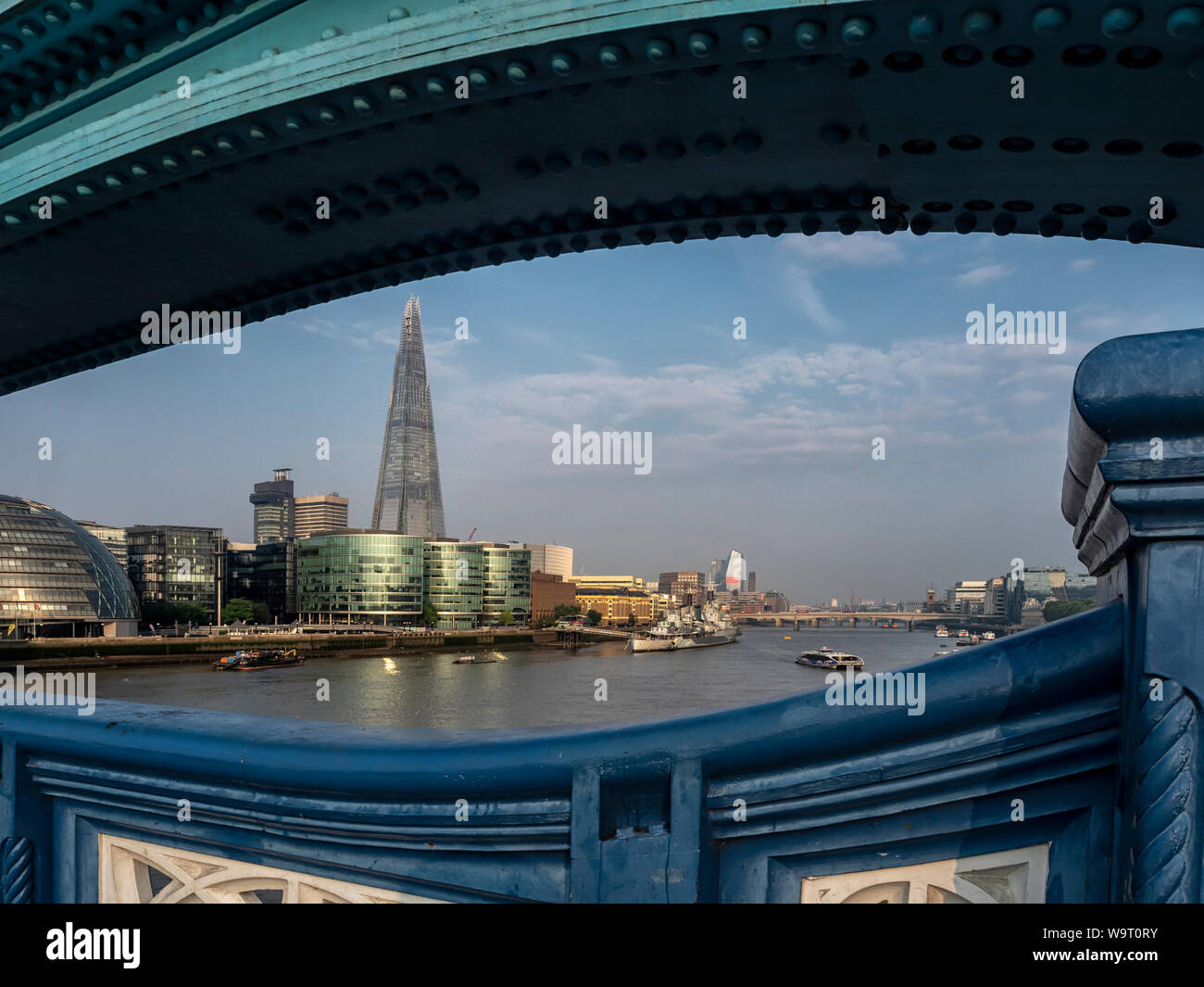 LONDRES, Royaume-Uni - 26 JUILLET 2018 : plus d'horizon de Londres et le Shard vu à travers les poutres de Tower Bridge Banque D'Images