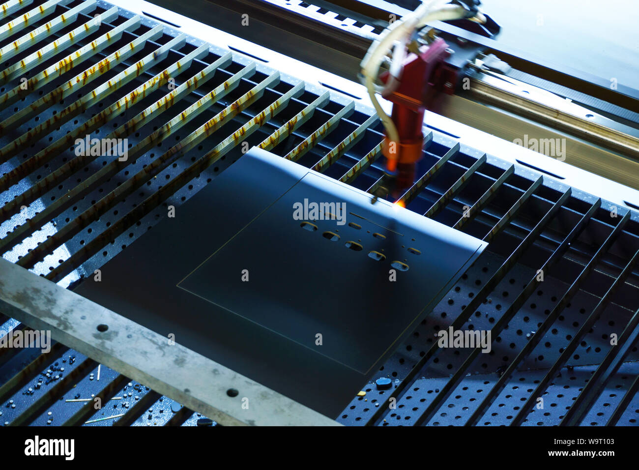 Étape de la production de cartes de circuit imprimé - découpe laser en mode automatique, l'émetteur est floue en mouvement Banque D'Images