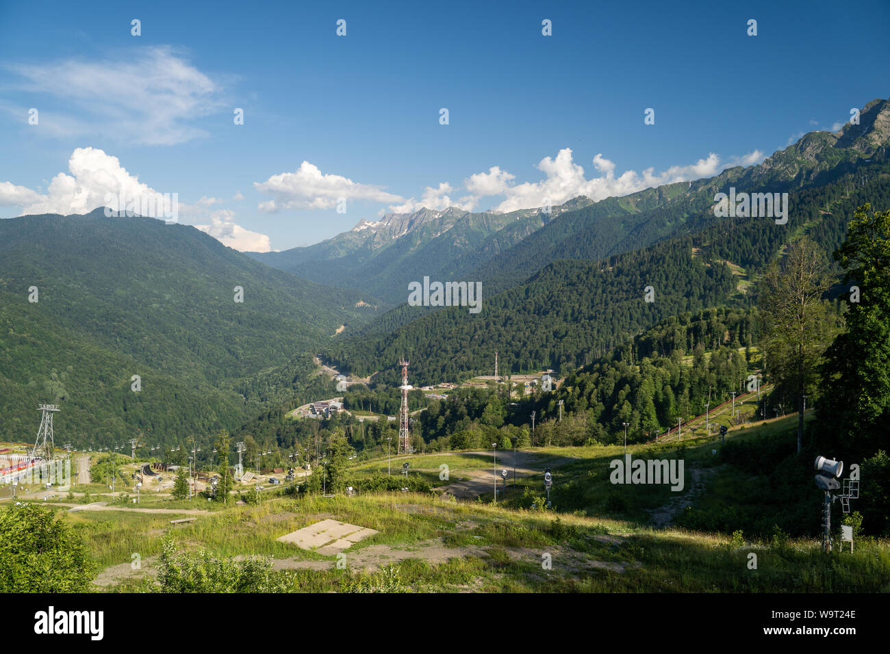 La Russie, Sotchi - Juillet 4, 2019 : cable car in scenic highlands at été.La Pierre Saint Martin. Banque D'Images