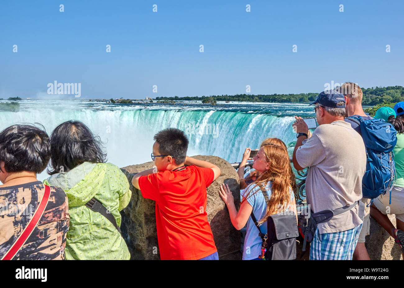 NIAGARA FALLS, CANADA - 25 juillet 2019 : Les gens qui prennent plus de selfies Chutes du Niagara sur une belle journée ensoleillée. Point de vue canadien. Niagara Falls a trois Banque D'Images