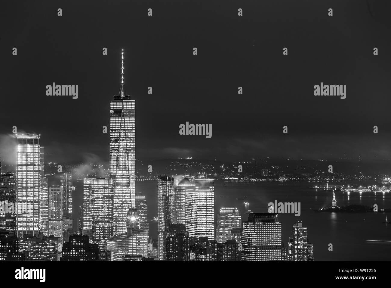 New York City Manhattan skyline gratte-ciel dans la nuit de tempête. Banque D'Images