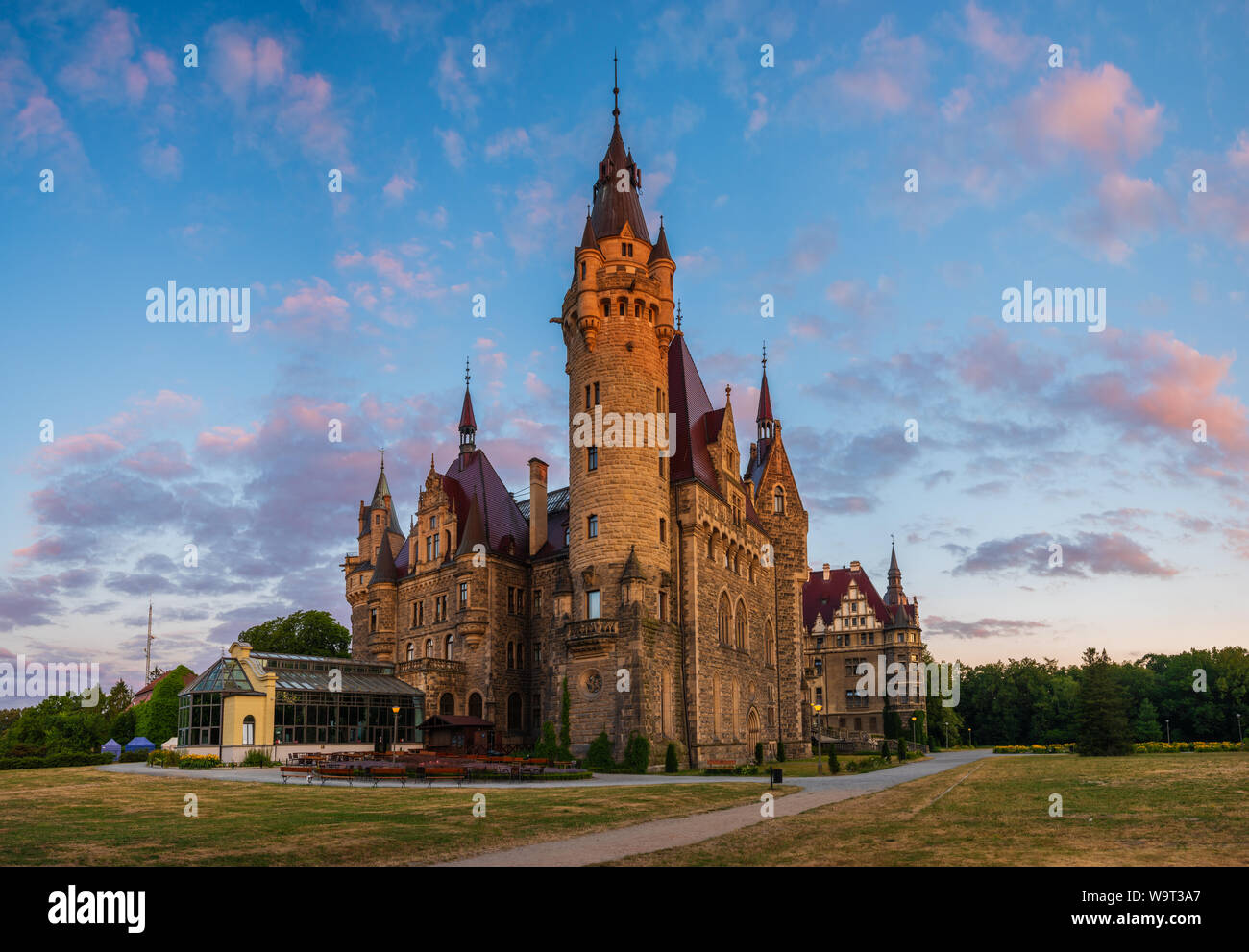 Château de Moszna dans les rayons du soleil levant, près de Opole, Silésie, Pologne. Banque D'Images