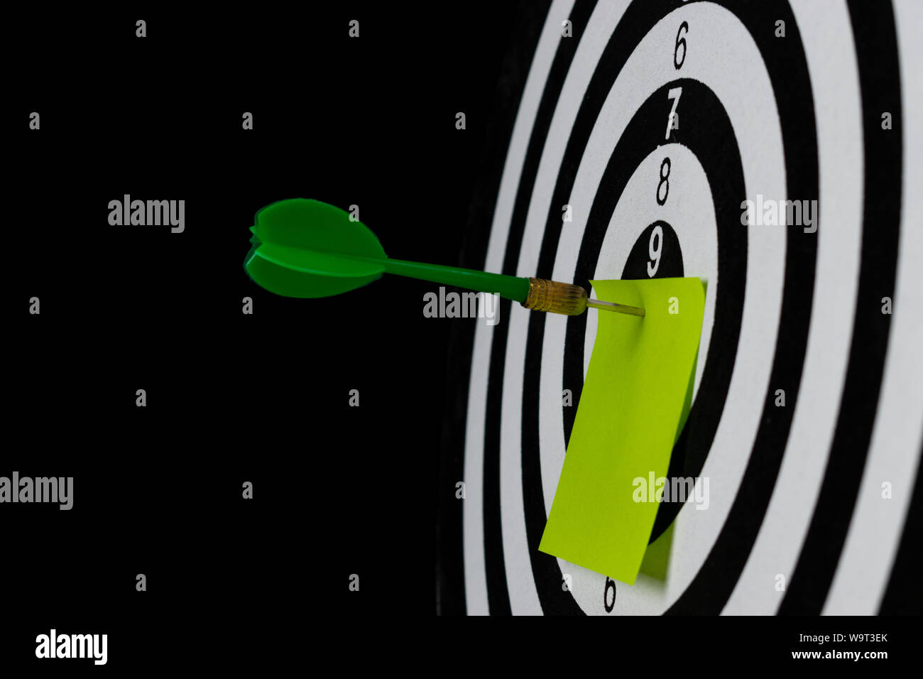 Green Arrow dart dans le centre de frapper la cible de fléchettes avec  papier Post-it pour le texte Photo Stock - Alamy