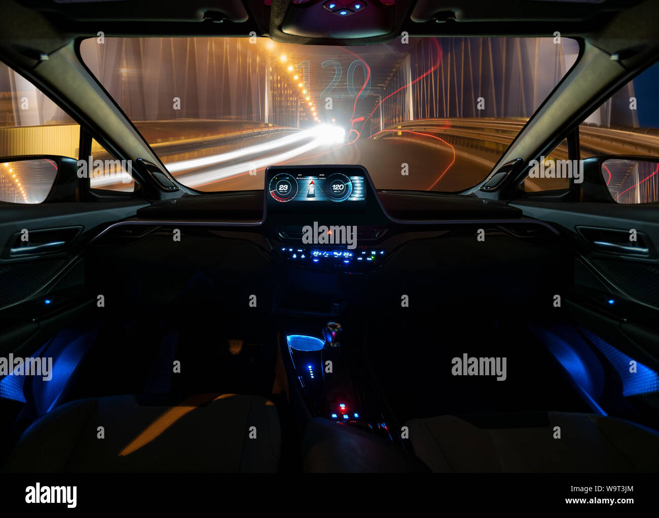 Vision d'une voiture autonome de la conduite de nuit dans un tunnel éclairé. Banque D'Images