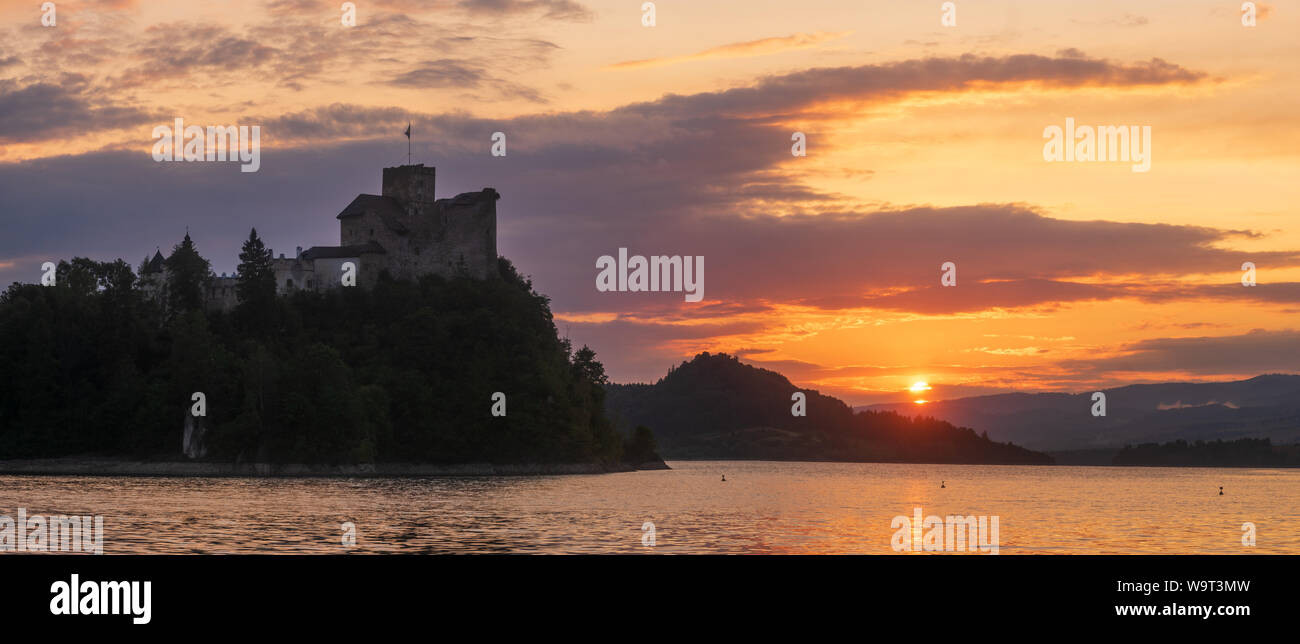 Magnifique coucher de soleil sur le château de Niedzica, Pologne Banque D'Images