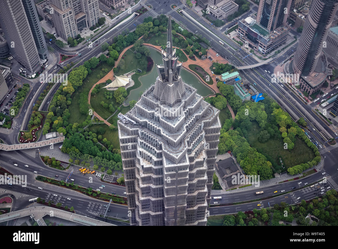 Shanghai, Chine - 20 Avril 2019 : Vue aérienne de Lujiazui central vert et Jinmao Tower top. Shanghai est la ville la plus peuplée de Chine Banque D'Images