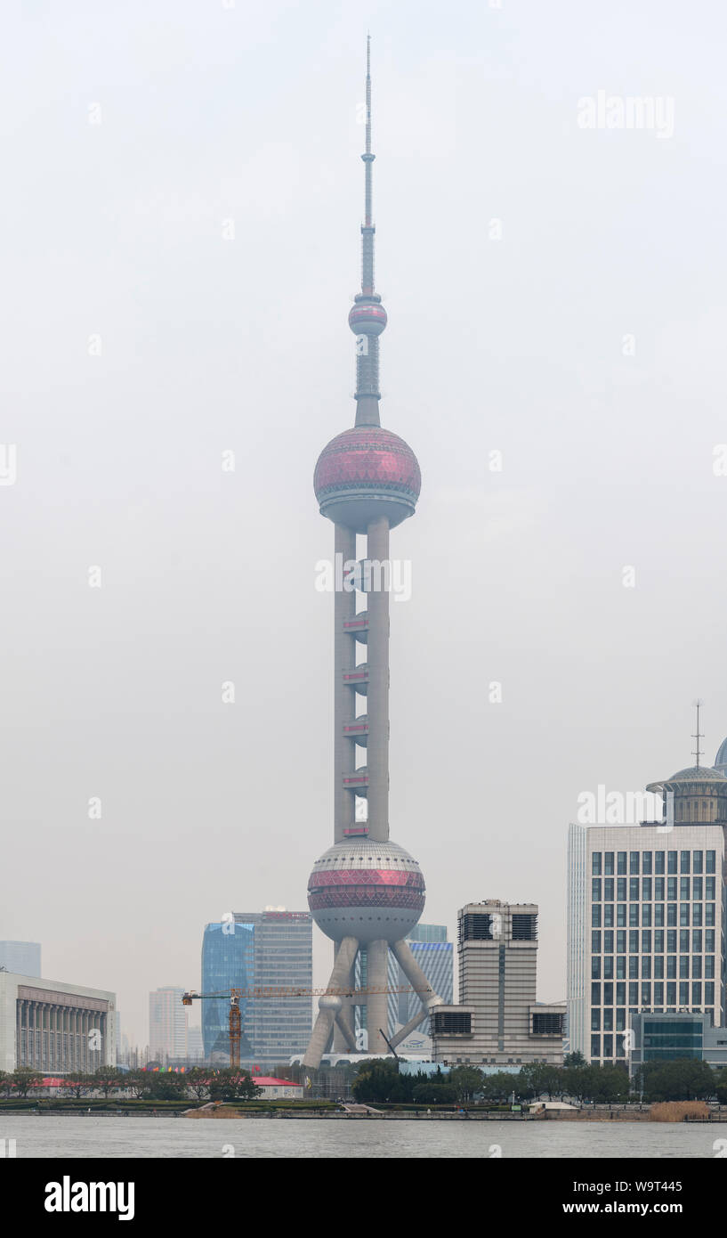 Oriental Pearl Tower, Pudong au début de mars 2019 lorsque l'indice de la qualité de l'air (IQA) a plus de 200, Shanghai, Chine Banque D'Images