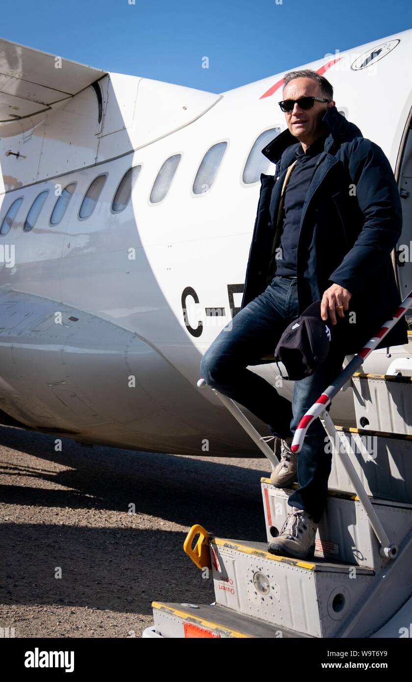 Pond Inlet, Canada. Août 15, 2019. Heiko Maas (SPD), Ministre des affaires étrangères, arrive à l'aéroport dans l'Arctique canadien. Le petit village Inuit avec seulement 1 300 habitants vont faire face aux conséquences du changement climatique, qui n'est nulle part plus visible que dans l'Arctique. Le réchauffement climatique ici est deux à trois fois plus forte que dans d'autres régions du monde. Credit : Kay Nietfeld/dpa/Alamy Live News Banque D'Images