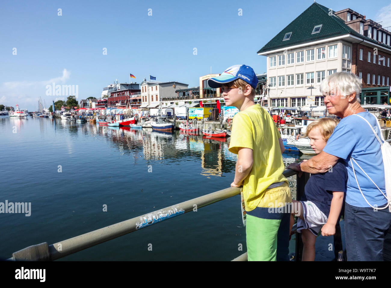 Warnemunde Alter Strom People - les touristes sur le pont regarde les bateaux amarrés dans le port de Warnemuende, Rostock Allemagne tourisme Banque D'Images