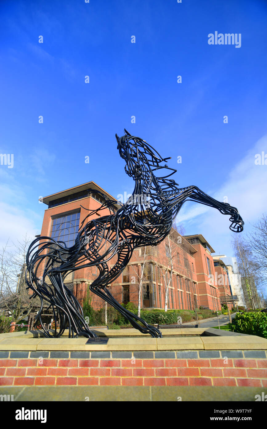 Statue cheval noir 'Cancara' créé par peter tysoe siège en dehors de la banque Lloyds Lovell Park Leeds united kingdom Banque D'Images