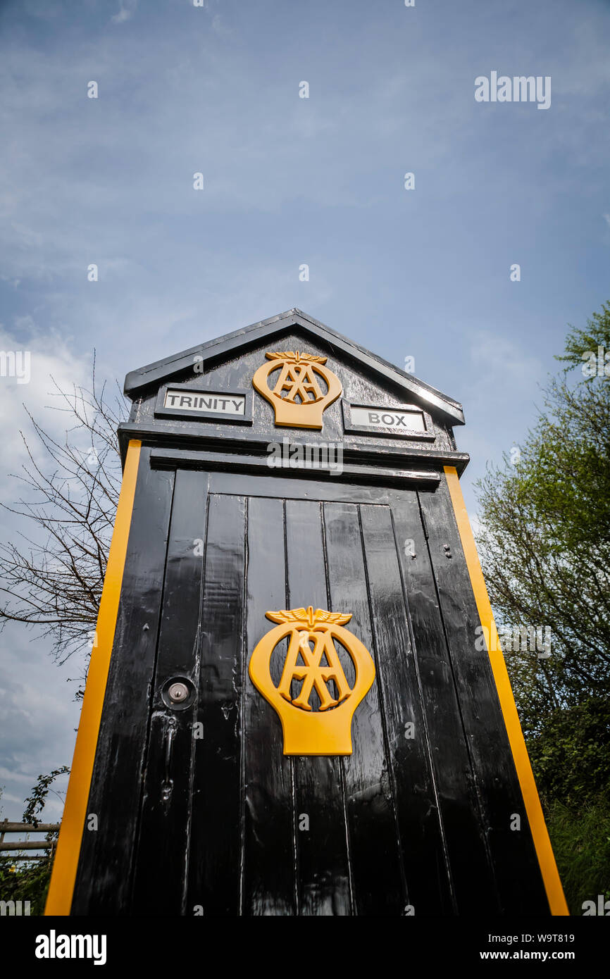 Vieux bois Automobile Association AA téléphone fort sur l'île de Jersey, l'Île Channel Banque D'Images
