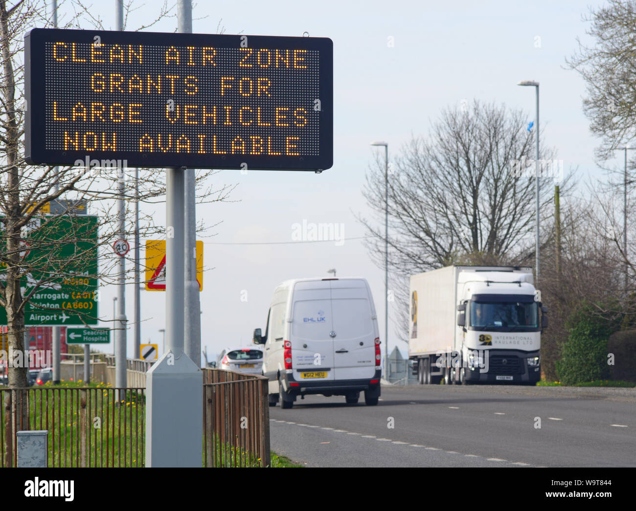 Roadsign numérique affichant un air pur pour les grandes subventions zone véhicules disponibles à Leeds nouvelle zone clean air france Banque D'Images