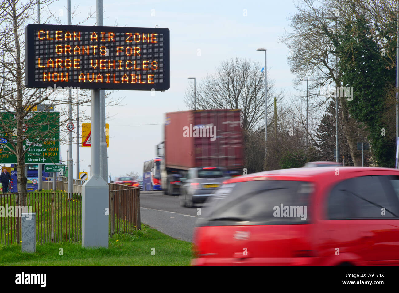 Roadsign numérique affichant un air pur pour les grandes subventions zone véhicules disponibles à Leeds nouvelle zone clean air france Banque D'Images