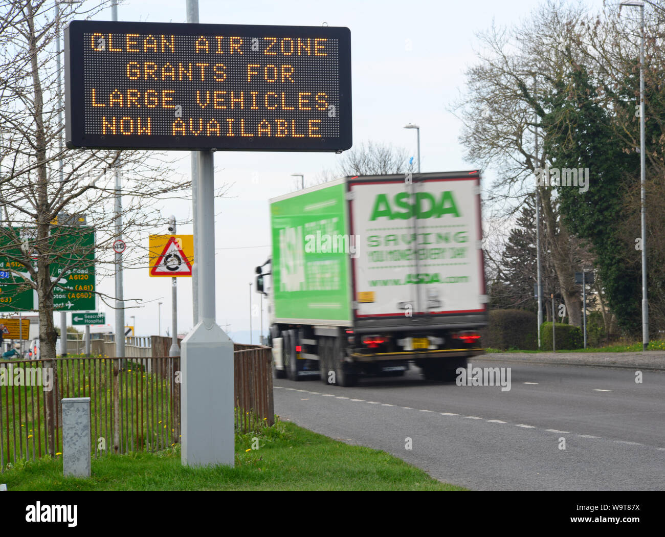 Roadsign numérique affichant un air pur pour les grandes subventions zone véhicules disponibles à Leeds nouvelle zone clean air france Banque D'Images
