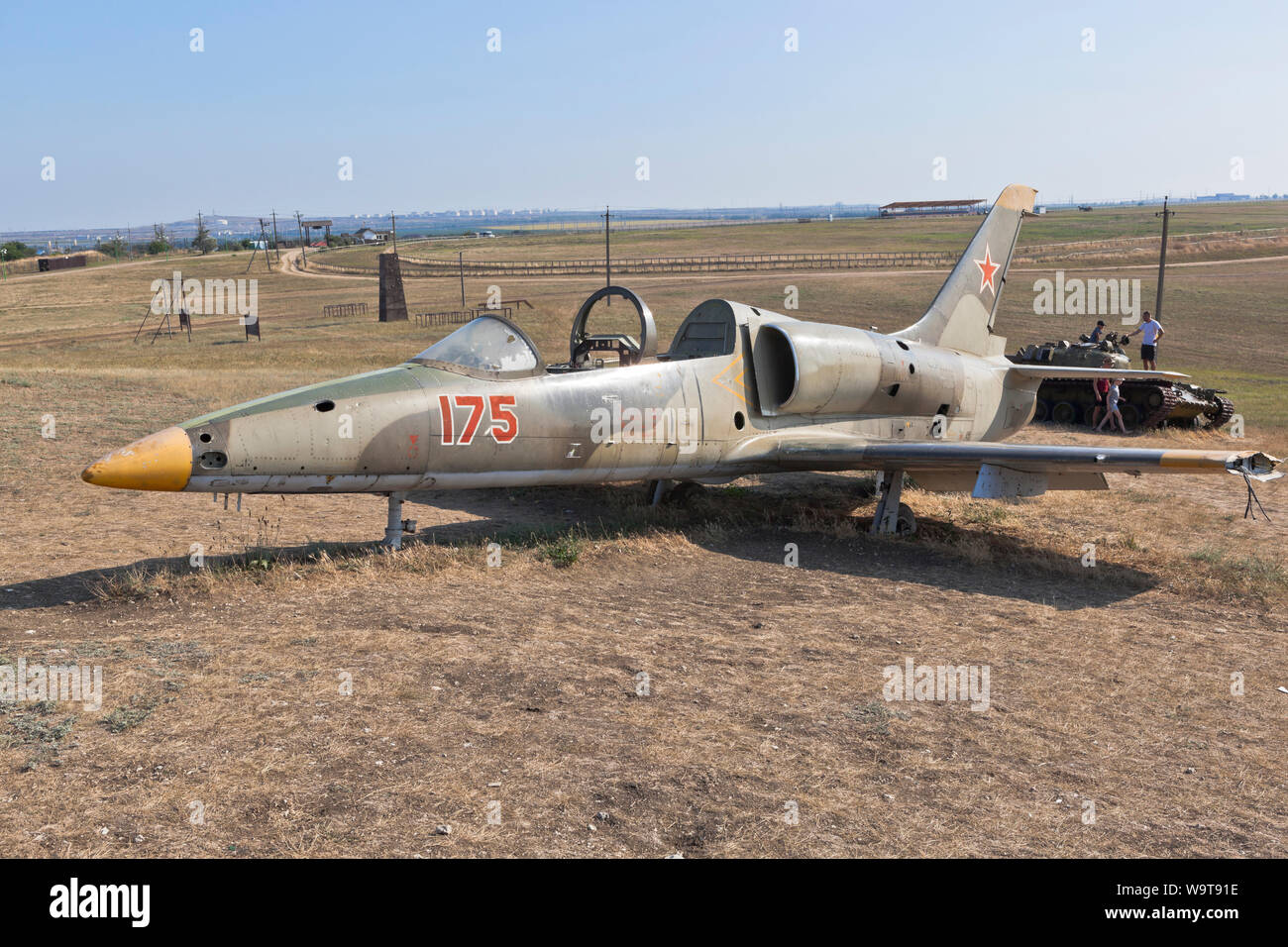 Taman, Temryuk district, région de Krasnodar, Russie - le 17 juillet 2019 : Le reste de l'aéronef de formation Aero L-39 Albatros sur Lysaya Gora dans la villa Banque D'Images